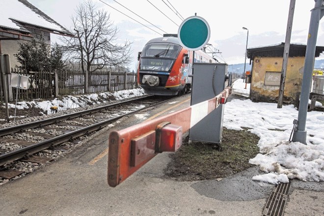 Na desetih odsekih, ob katerih so prehodi zavarovani z morebitno pomanjkljivimi napravami, so Slovenske železnice hitrost...