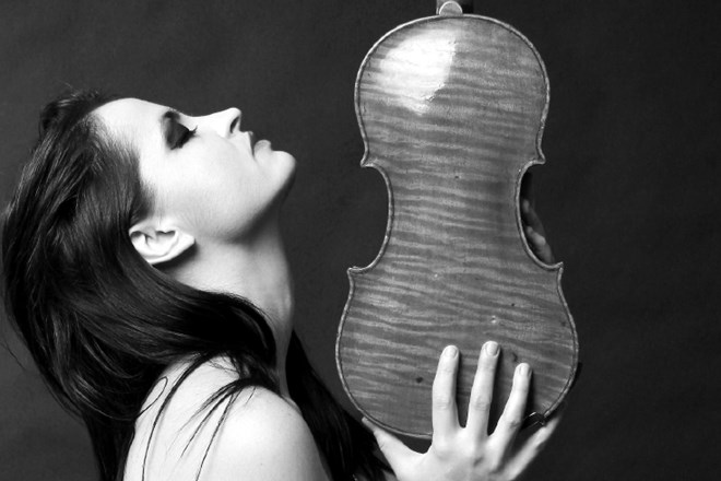 Solistka večera je bila mlada violinistka Lana Trotovšek. 