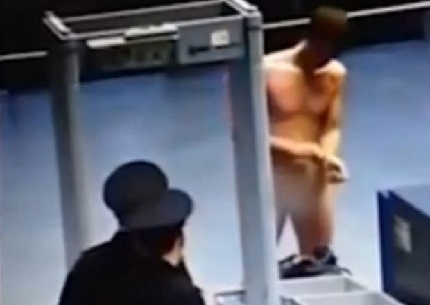Moški znorel in se na letališču popolnoma slekel (video dneva)