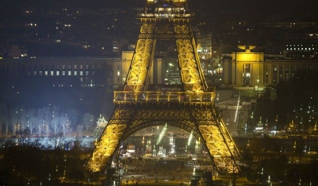 Brezpilotna letala so znamenitosti v Parizu preletavala že drugo noč zapored. (Foto: Reuters) 