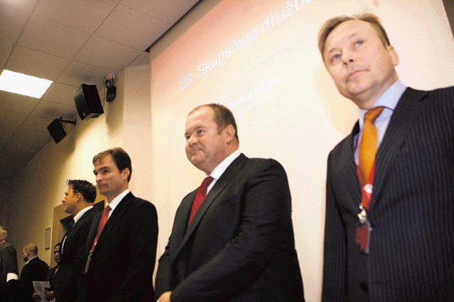 Predsednik nadzornega sveta NKBM Peter Kukovica (desno), ob njem odhajajoči predsednik uprave banke Aleš Hauc 