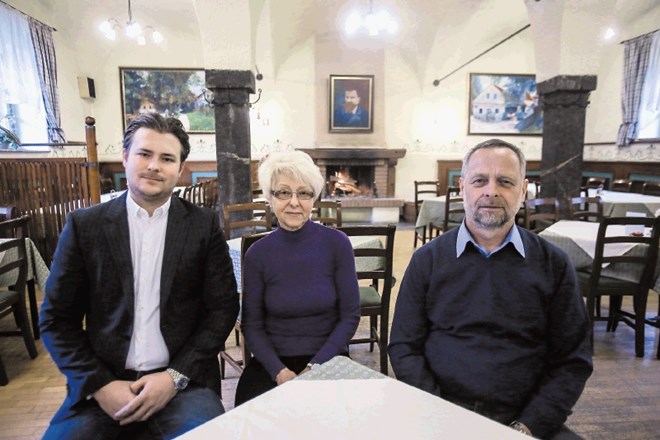 Jože Čad (prvi z desne), na fotografiji s sestro Marijo in nečakom Alešem, je prepričan, da v gostinstvu ne smeš zgolj čakati...