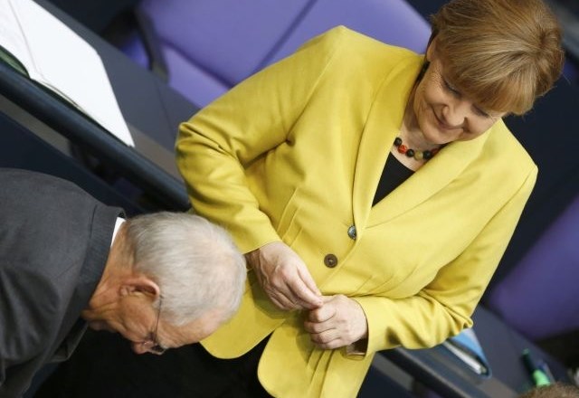 Nemški finančni minister Schäuble in kanclerka Angela Merkel. (Foto: Reuters) 