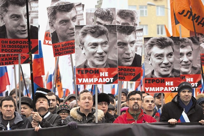 Nekaj deset tisoč ljudi se je udeležilo včerajšnjega spominskega shoda za ubitim politikom Borisom Nemcovom. 