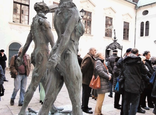 Trojica velikanskih skulptur Jakova Brdarja se je za mesec dni znova preselila, tokrat v Gradec. 