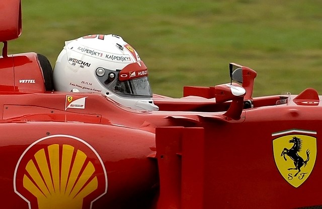 Sebastian Vettel zelo pogosto spreminja dizajn in barvo svoje čelade. (Foto: Reuters) 