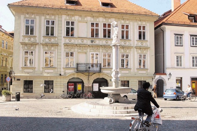 Stavba na Starem trgu v Ljubljani, kjer ima sedež akademija za glasbo, je že zdavnaj postala pretesna, vendar bodo na rešitev...