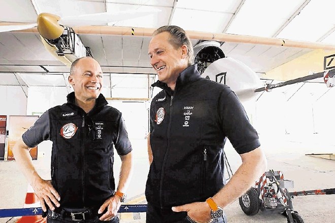 Bertrand Piccard (levo) se s  sopilotom Andréjem Borschbergom  odpravlja na rekordno petmesečno pot okoli zemeljske oble. 
