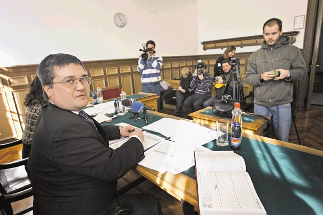 Sodnik Andrej Baraga zaenkrat še za sodniško mizo, kmalu bo menda na drugi strani. 