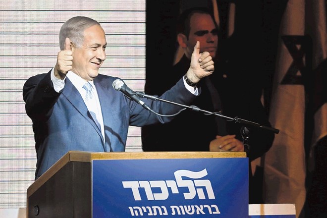 Izraelski premier Netanjahu dviga palca v pozdrav volilni zmagi, ne  rešitvi, ki predvideva sobivanje dveh držav, izraelske...