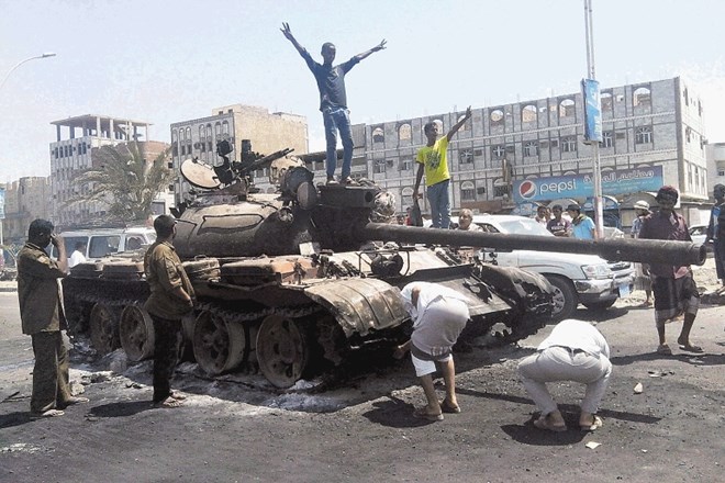 Mladi fantje v Adenu so krajše zatišje v spopadih izkoristili za veseljačenje na uničenem tanku. 