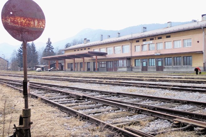 Redni železniški potniški promet do Kočevja so ukinili leta 1972. 