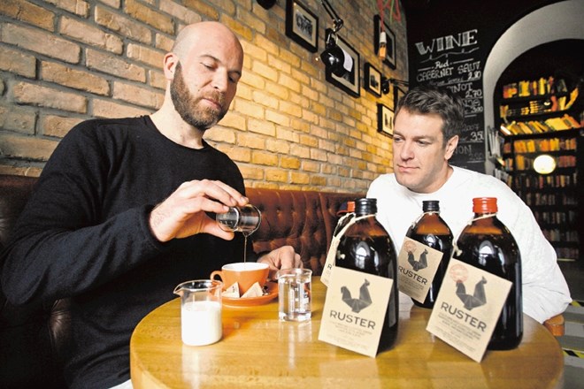 Hladno varjena kava Ruster je eden od zadnjih kavnih hitov, ki ga je v Ljubljani udomačil Robert Henigman (levo), lastnik...