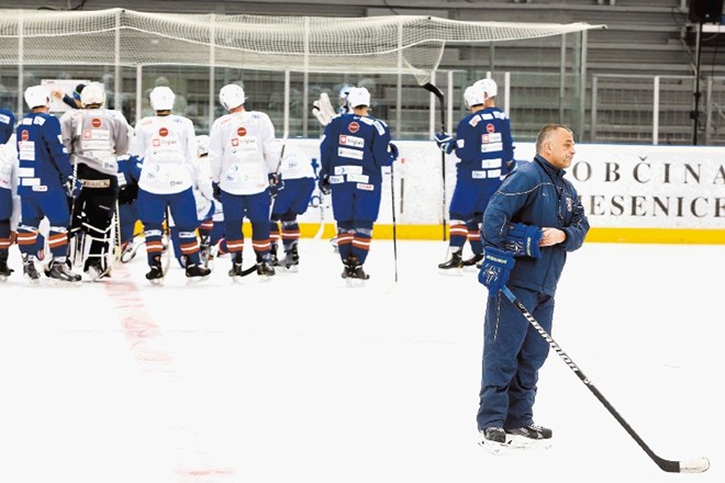 Hokejska reprezentanca brez vsakršnega obvestila hokejske zveze medijem vadi na Jesenicah. 
