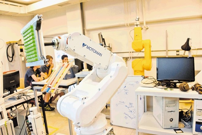 Uporabni roboti nastajajo v sodelovanju med raziskovalci in industrijo. 