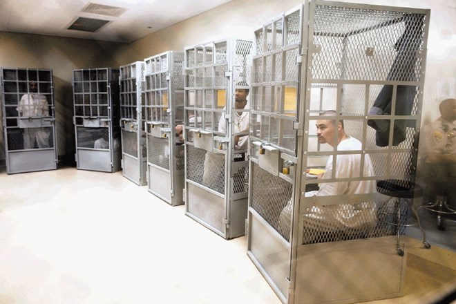 Prizor iz javnega  zapora San Quentin v Kaliforniji. 8,4 odstotka od 1,57 milijona ameriških zapornikov sicer kazen služi v...