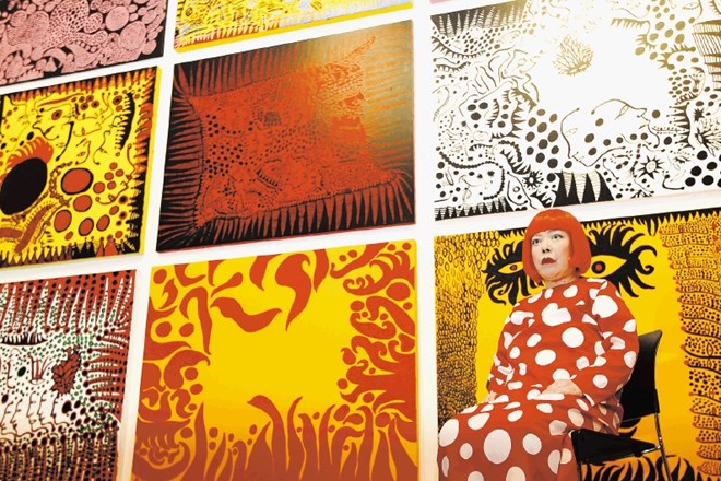 Jajoj Kusama ob svojih delih pred odprtjem svoje velike retrospektivne razstave v Tate Modern leta 2012 
