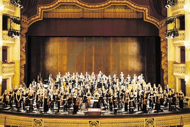 Mladinski orkester Gustava Mahlerja je z dirigentom Jonathanom Nottom v zlatem abonmaju izvedel Mahlerjevo Simfonijo št. 2,...