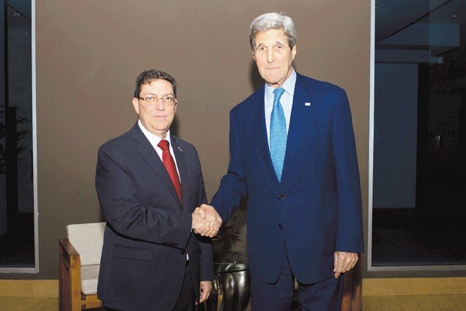 Rokovanje zunanjih ministrov Kube in ZDA, Bruna Rodrigueza in Johna Kerryja. Njuni pogovori so bili najvišji med državama po...