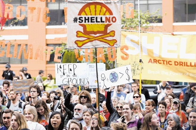 Shell se je znašel tudi na udaru demonstrantov   v Seattlu, ki so, potem ko se je v tamkajšnjem pristanišču začasno zasidrala...
