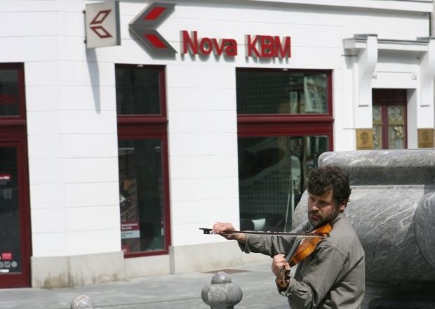 Janševa vlada v javno prodajo delnic NKBM za simpatije volilcev in odprtje vrat banke izbranim lastnikom