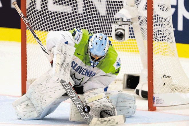 Slovenski hokejisti si bodo na današnji tekmi proti Finski prizadevali iz svojega gola pobrati čim manj pakov. 