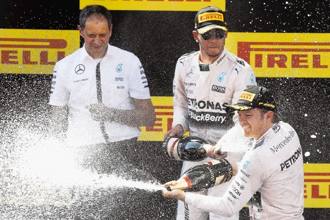 Mercedesova voznika Nico Rosberg (spodaj) in Lewis Hamilton sta se takole veselila dvojne zmage v Barceloni. 