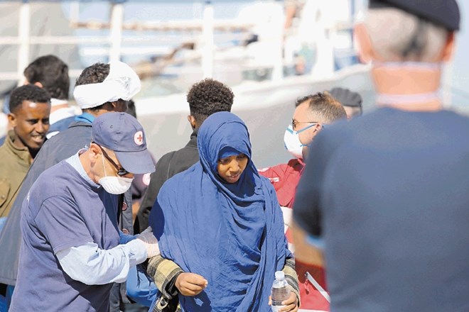 »Glavna naloga EU je reševanje življenj migrantov na morju,« globalni javnosti sporoča visoka evropska zunanjepolitična...