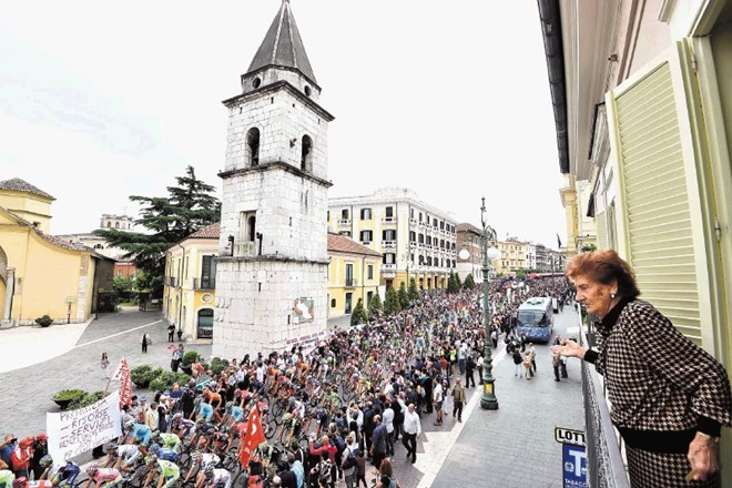 Za kolesarji na dirki po Italiji je devet tekmovalnih dni, po dnevu počitka gre danes znova zares. 
