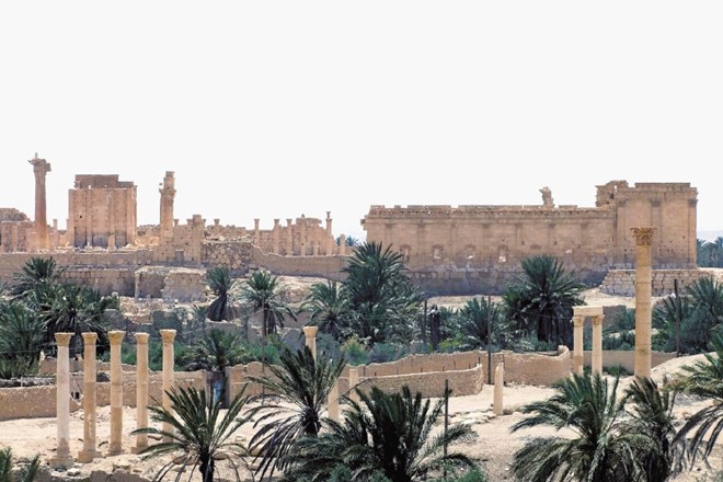 Palmira, sirski biser kulturne dediščine, je prepuščena Islamski državi. 