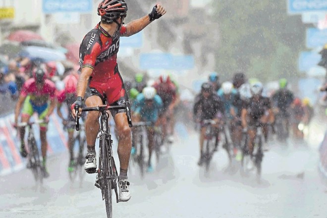 Belgijec Philippe Gilbert je v močnem dežju ugnal tekmece na zahtevni dvanajsti etapi Gira d'Italia. 