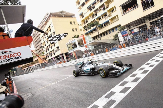 Nico Rosberg  je po taktični napaki moštvenega kolega Lewisa Hamiltona slavil zmago na monaški dirki. 
