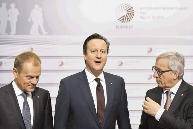 Britanski premier Cameron (levo) in predsednik evropske komisije Juncker sta odprla razpravo o statusu Velike Britanije v...