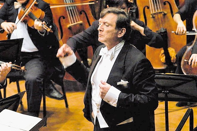 Uroš Lajovic je v Slovenski filharmoniji z nasveti že pomagal začrtati prihajajočo umetniško sezono 2015/2016. 