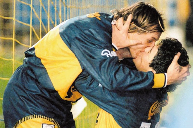 Razigrana Diego Maradona in Claudio Caniggia v dresih argentinske ekipe Boca Juniors leta 1996 