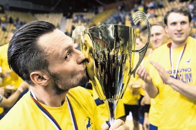 Celjski kapetan LUka Žvižej se je takole veselil pokala za naslov prvaka. 