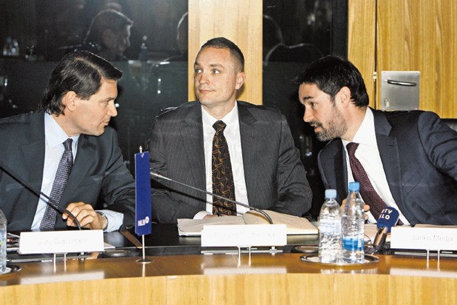 Predsednik nadzornega sveta NLB Gorazd Podbevšek (levo) je pogledal stran tudi, ko so v NLB, ki jo vodi Janko Medja (desno),...