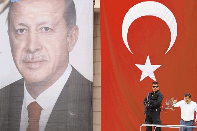 Turški premier Ahmet Davutoglu je med volilno kampanjo dobival močno pomoč predsednika Erdogana. 