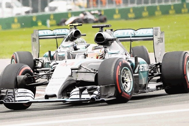 Lewis Hamilton (v ospredju) in Nico Rosberg sta bila razred zase v Montrealu. 