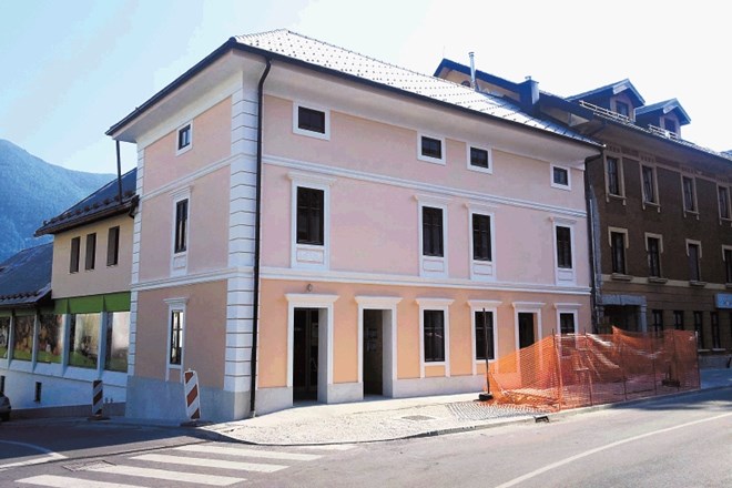 Skoraj enajst  let po potresu je obnovo dočakal tudi objekt v središču Bovca, kjer so trgovine in lokali. 