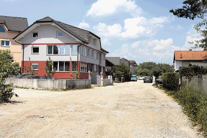 Pot lastnikov 50 hiš v Tomačevem do legalizacije njihovih črnih gradenj bo še dolga. 