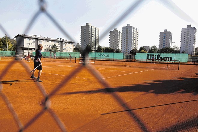 Razen osmih teniških igrišč in nogometnega igrišča z umetno travo, ki bi jih radi pokrili, je zdaj športna infrastruktura v...