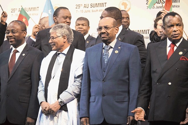 Sudanski predsednik Omar Al Bašir se je na vrhu Afriške unije udeležil tudi skupinskega fotografiranja. 