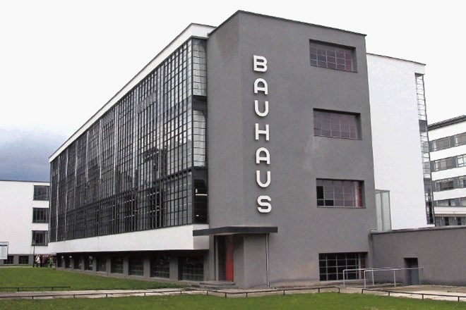 Stalna postavitev, ki  predstavlja delo slavne nemške Državne šole Bauhaus, je v današnjem Bauhausovem muzeju  v  Dessauu. 