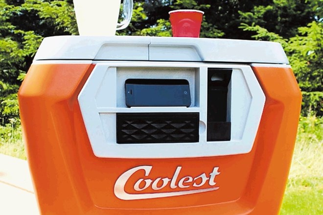 Coolest cooler je hladilna torba, ki ponuja tudi namestitev in priključitev mešalnika, bluetooth zvočnik za predvajanje...