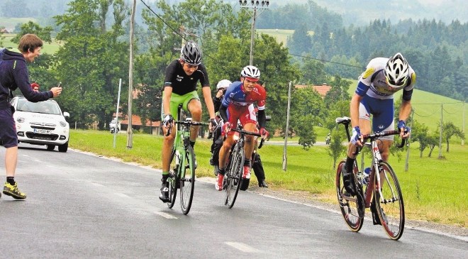 Kolesar Adrie Klemen Štimulak (v sredini) je bil med ubežniki na včerajšnji drugi etapi dirke Po Sloveniji. 