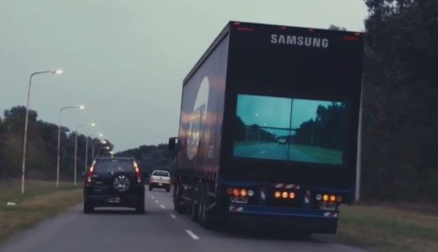Z zasloni na zadku tovornjaka bi bilo prehitevanje varnejše, posledično pa bi bilo tudi manj nesreč na cestah. (Foto:...