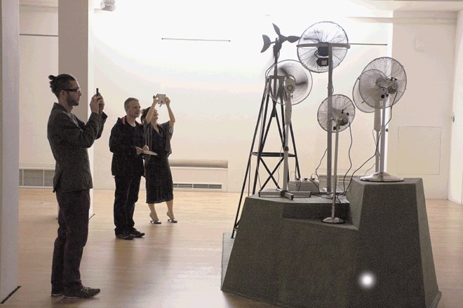 Prostorska instalacija Don Kihotov pakt (2010–2012) je sestavljena iz dveh nasproti postavljenih skupin ventilatorjev in...