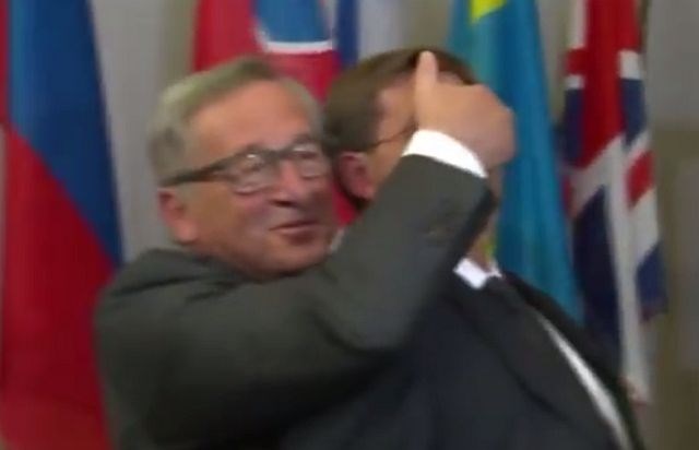 Prijateljski pozdrav Junckerja in Cerarja v Bruslju. (Foto: youtube) 