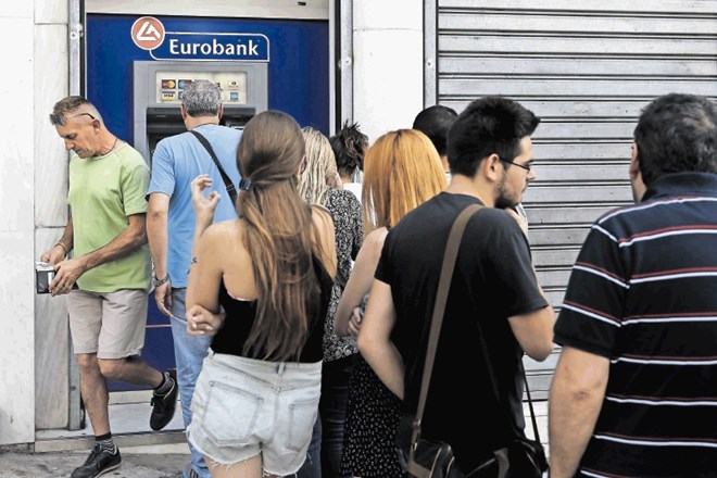 V mnogih bankomatih v Atenah je zmanjkalo denarja. Ljudje so obupani hodili po mestu in iskali bankomat, na katerem bi še...